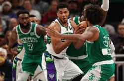 爱游戏集结日北京国安备战英超穆雷在西班牙队比赛中出色防守，这操作让人直呼：字母哥新星出色防守表现惊艳的简单介绍